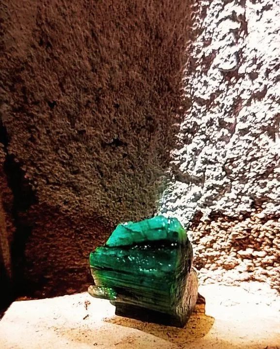 Pedra rara de Esmeralda pronta para fazer anéis e joias de sua preferência