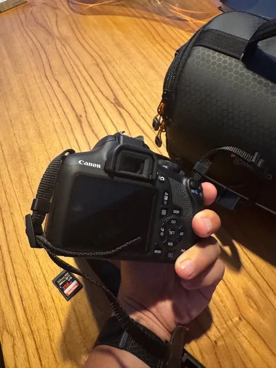 Câmera Canon EOS Rebel T7