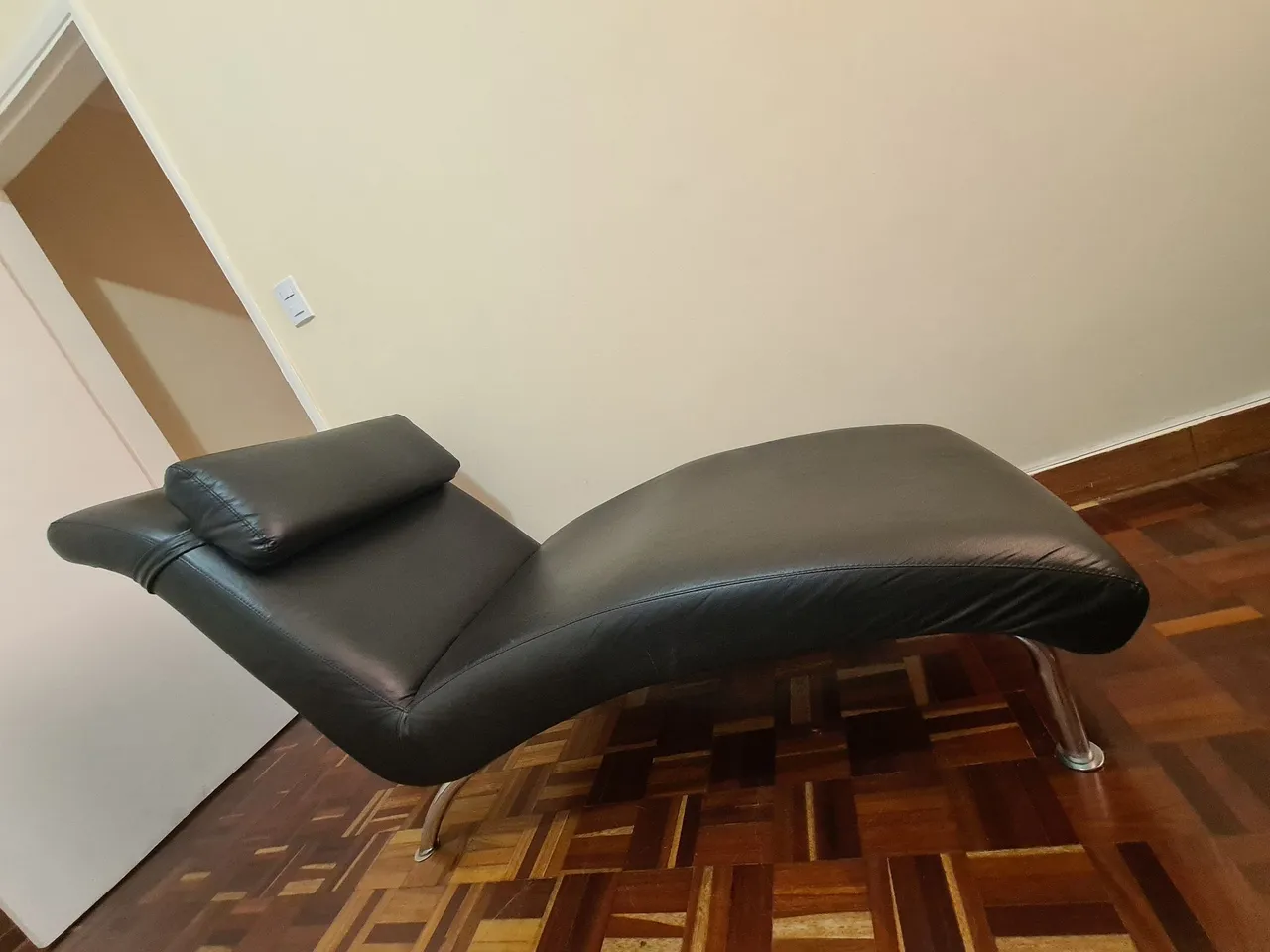 Chaise Longue em Couro Preto