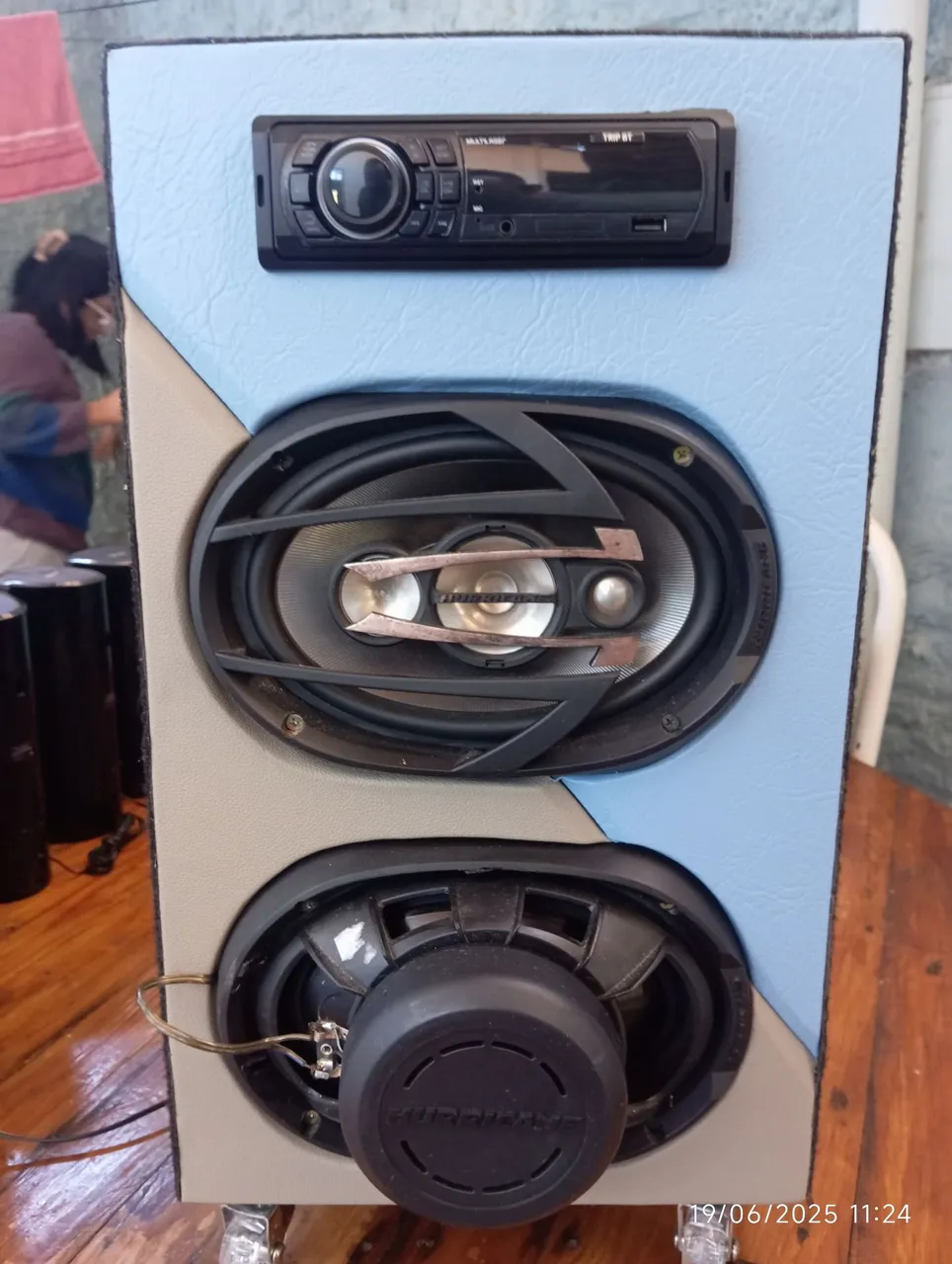 Caixa de Som Personalizada com Rádio e Subwoofer