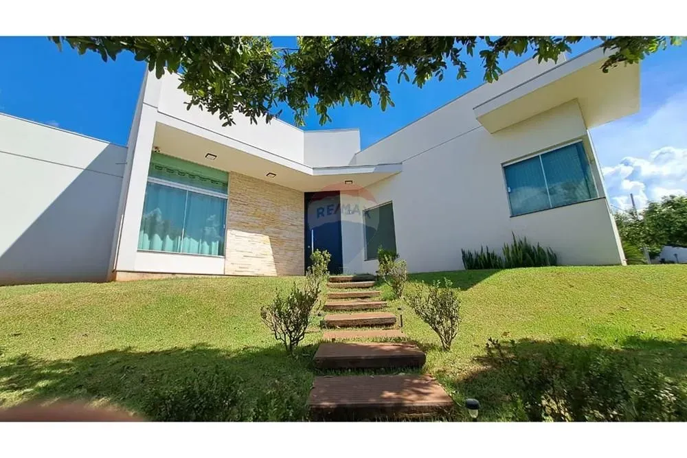 Bela casa para a família no condomínio do Bosque I