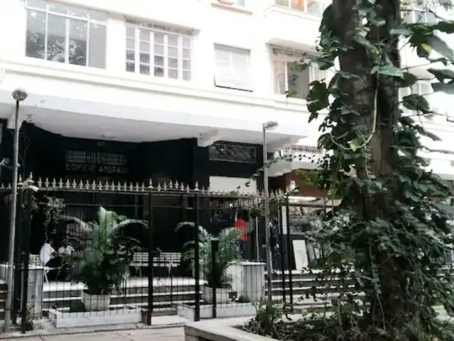 Alugo em Copacabana, excelente apartamento, 01 quadra da praia, períodos 01 a 03 meses.