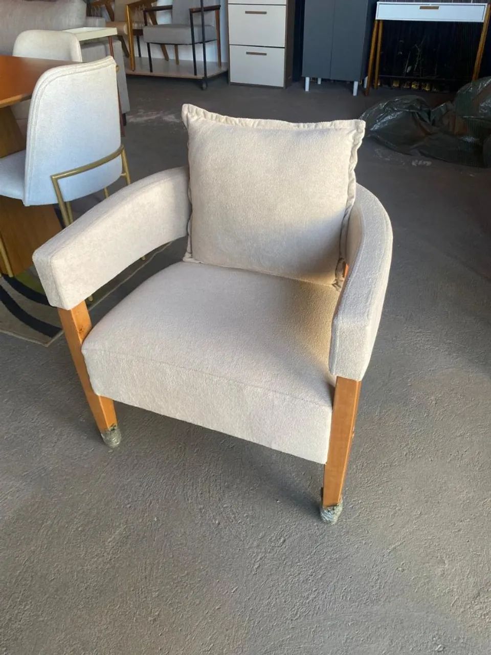 Poltrona courino ou linho  Decorativa Confortável e Elegante