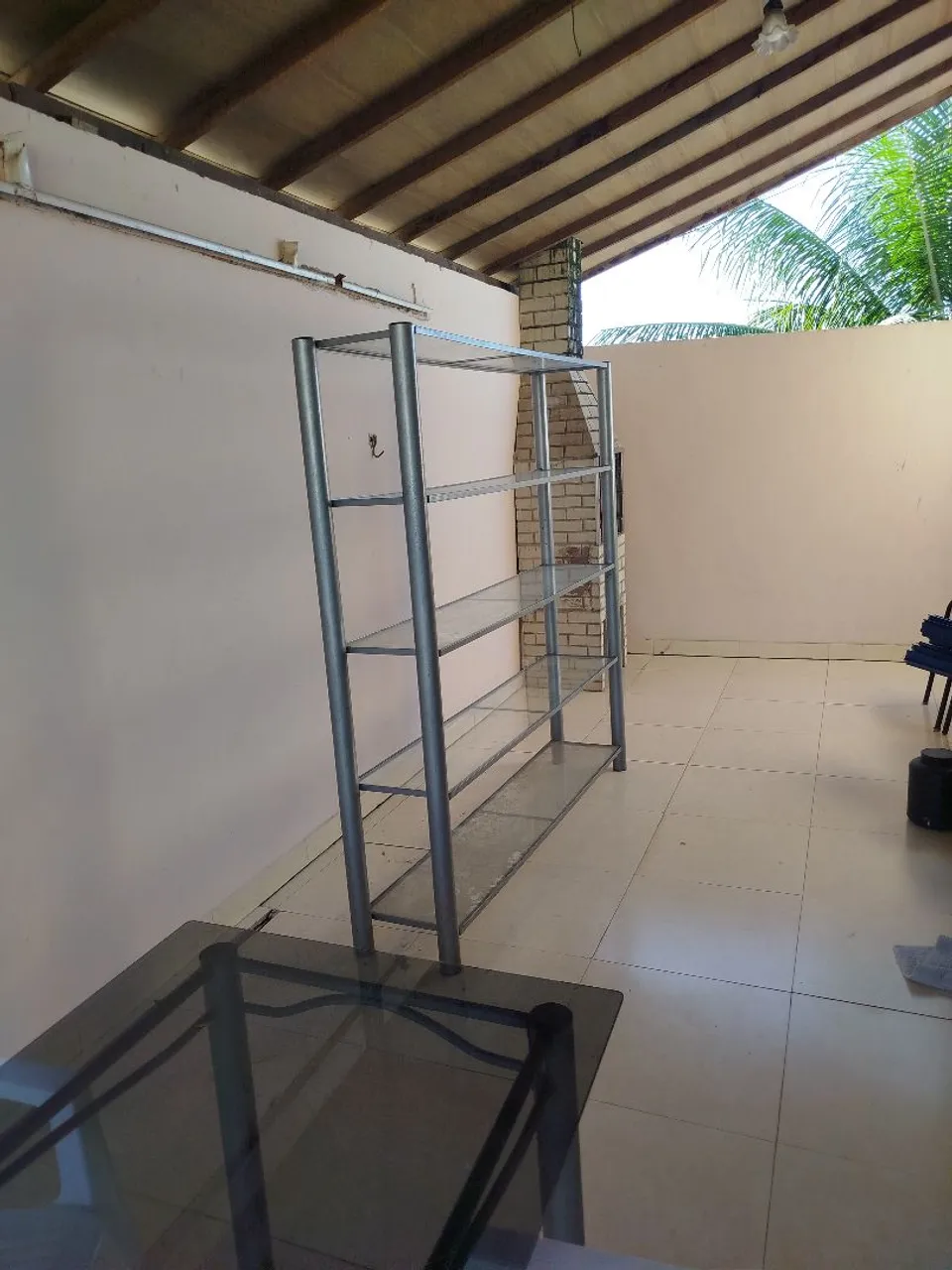 Estante de metal e vidro para organização