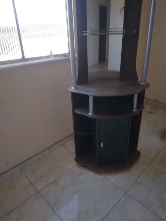 Rack de canto em madeira com prateleiras de vidro - Foto 2