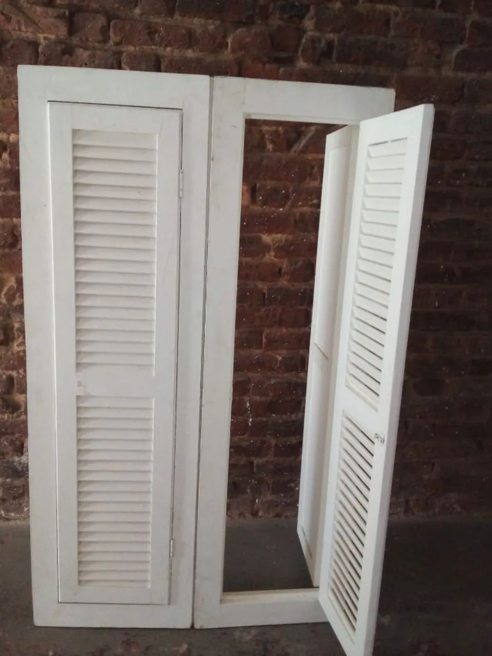 Duas Janelas em madeira nobre64850233503233120