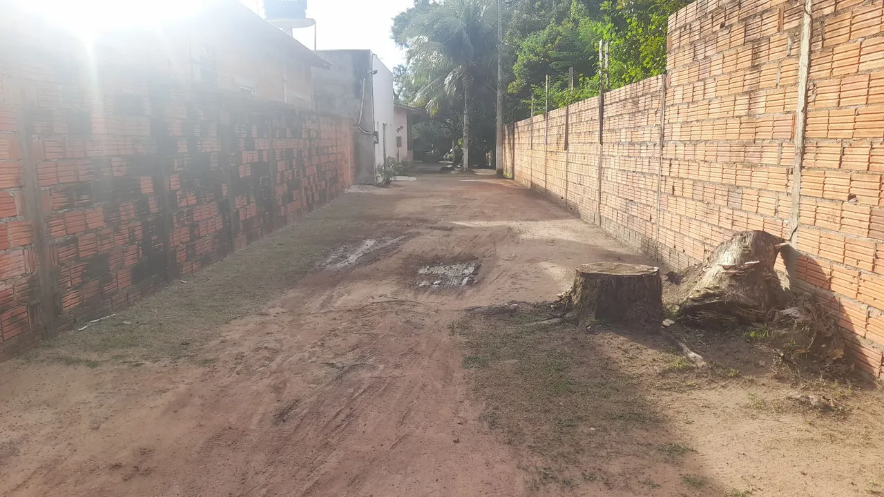 Vendo terreno amplo e espaçoso contendo 2 casas grandes