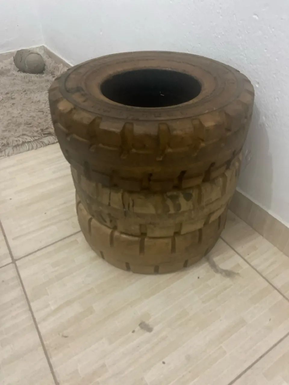 PNEUS MACIÇOS DE EMPILHADEIRA 