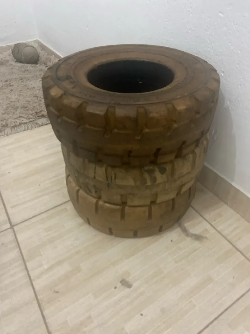 PNEUS MACIÇOS DE EMPILHADEIRA