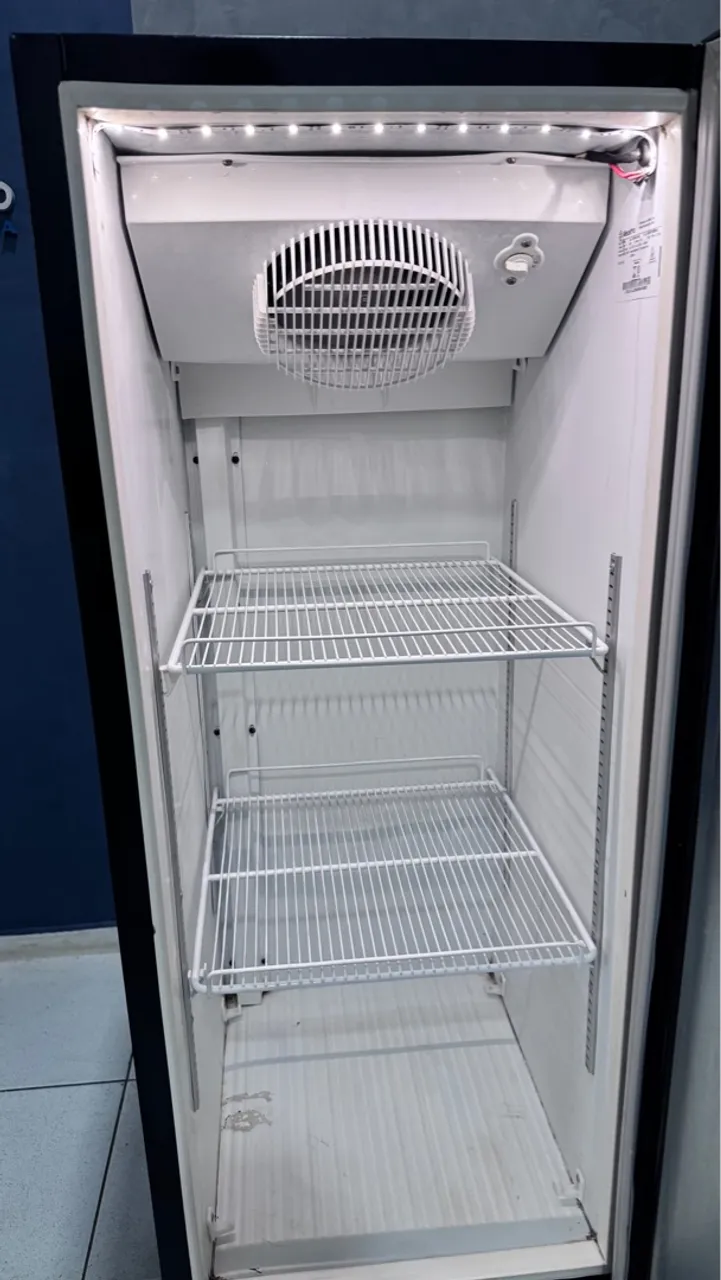Expositor de bebidas Slim Metalfrio 230 litros. Garantia de 8 mês