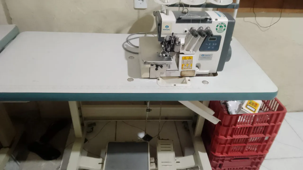 Máquina de Costura Industrial Overloque eletrônica
