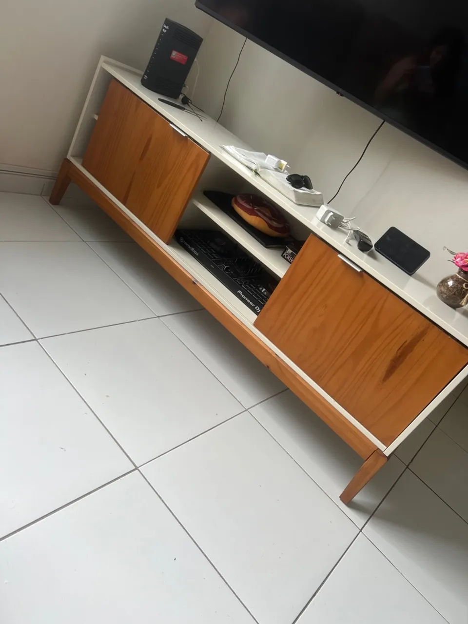 Rack de TV Moderno com Design Amadeirado