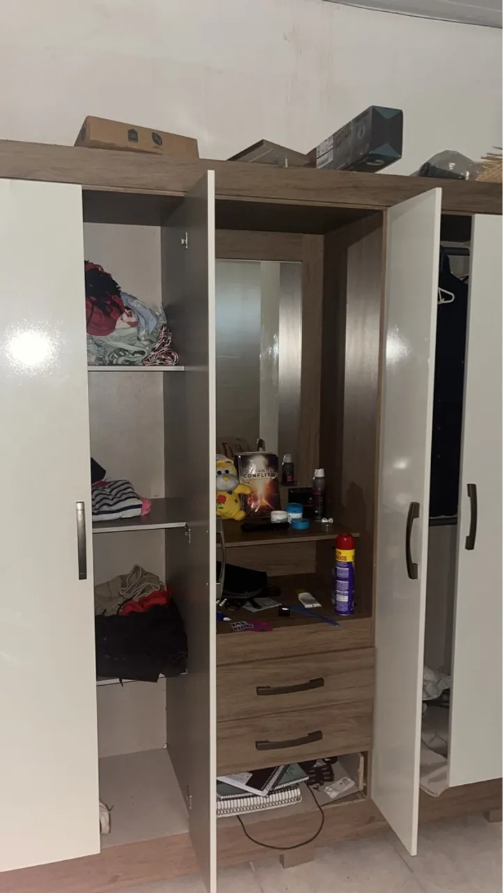 Guarda-Roupas com Espelho