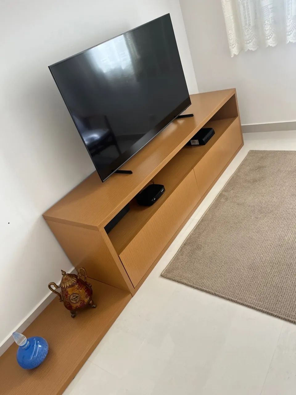 Rack moderno em madeira clara para TV