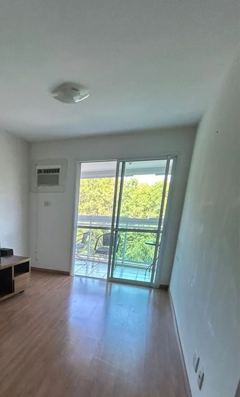 Esquadria com vidro 160cm de largura por 210cm de altura.