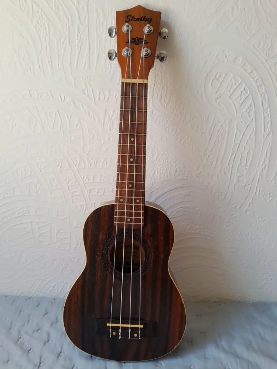  1 Gaita da marca Golden cup e 1ukulele seme novos shelby 