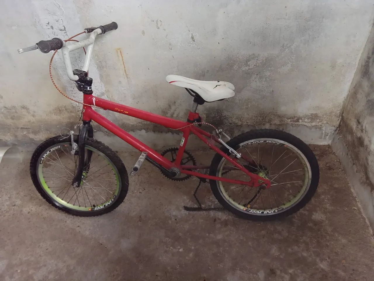 Bicicleta precisando de reparos 