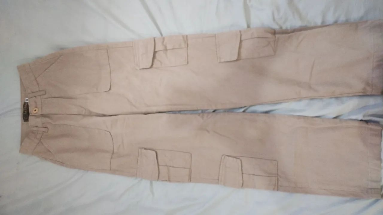 calça bege estilo cargo com modelagem wide leg da marca Latilah - Foto 2