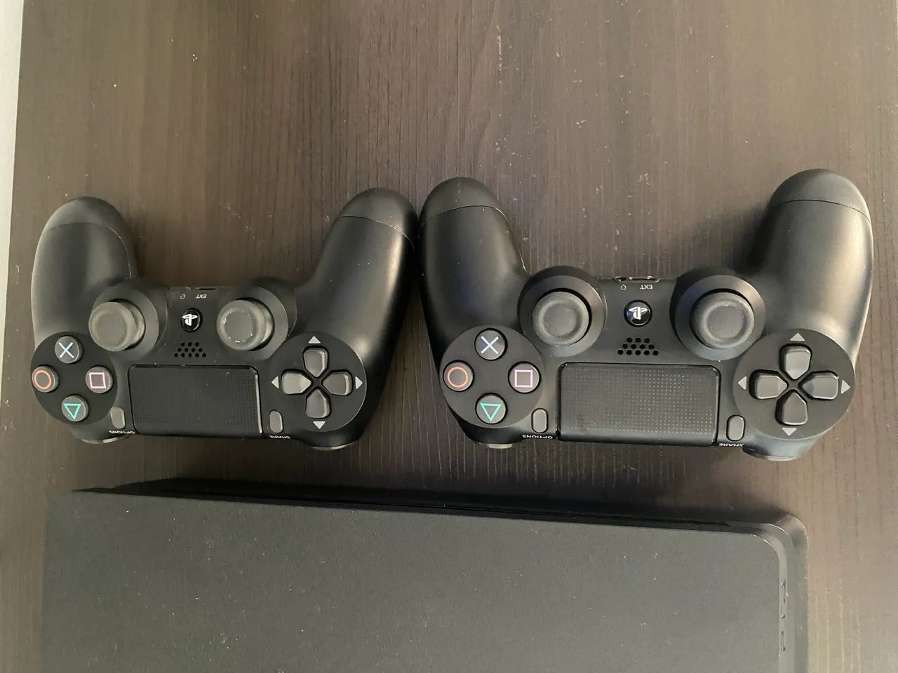 PS4 slim - 1TB - 2 controles - Foto 2