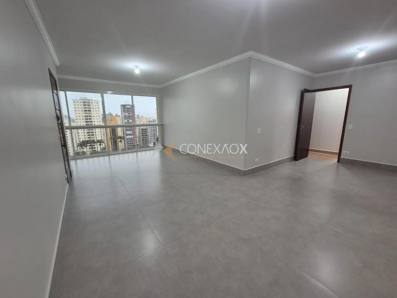 Cambuí | 130m² Reformado | Andar Alto | 3 Dormitórios com Suíte e Closet