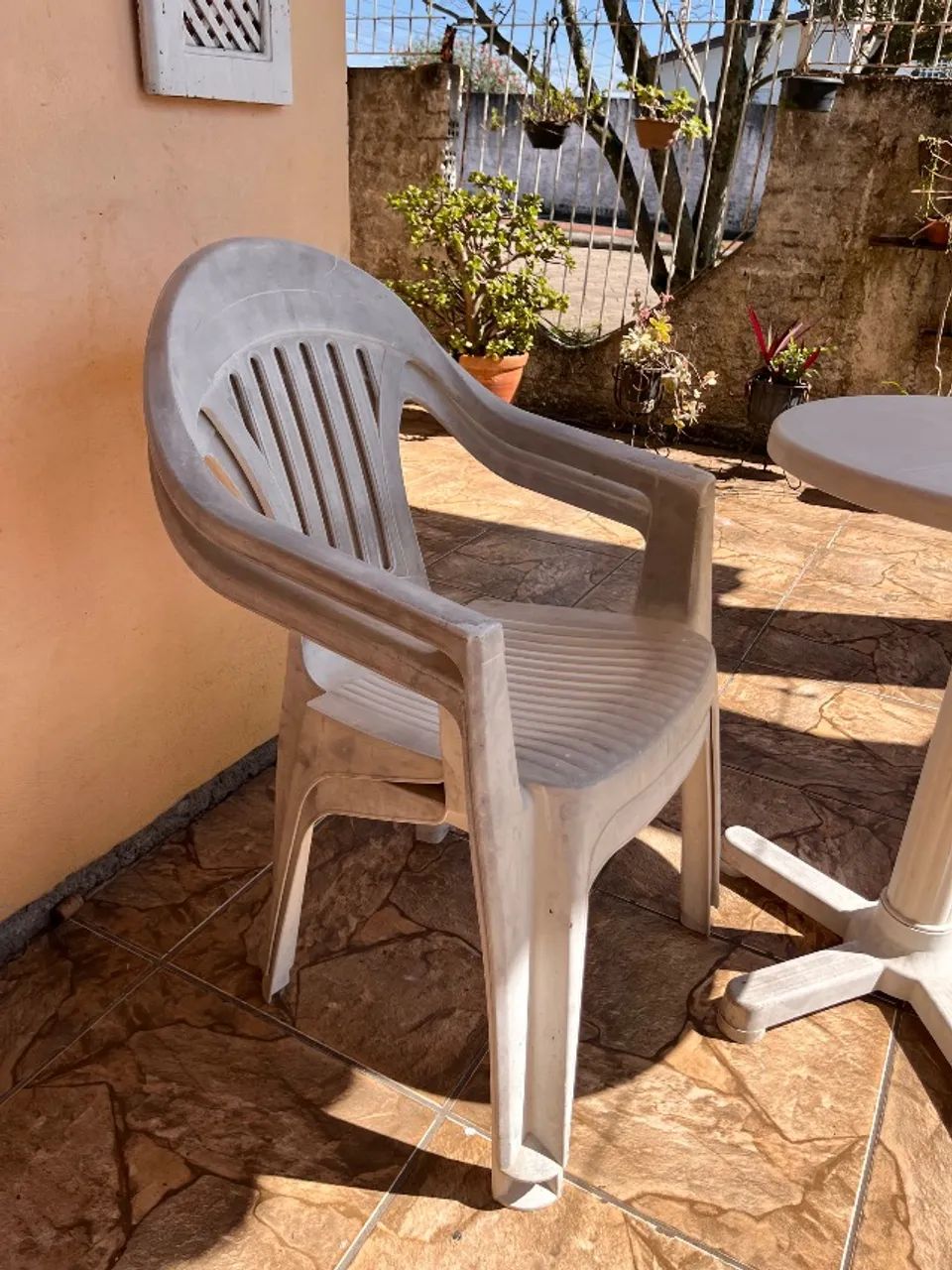 Mesinha externa de plástico + duas cadeiras.  - Foto 3