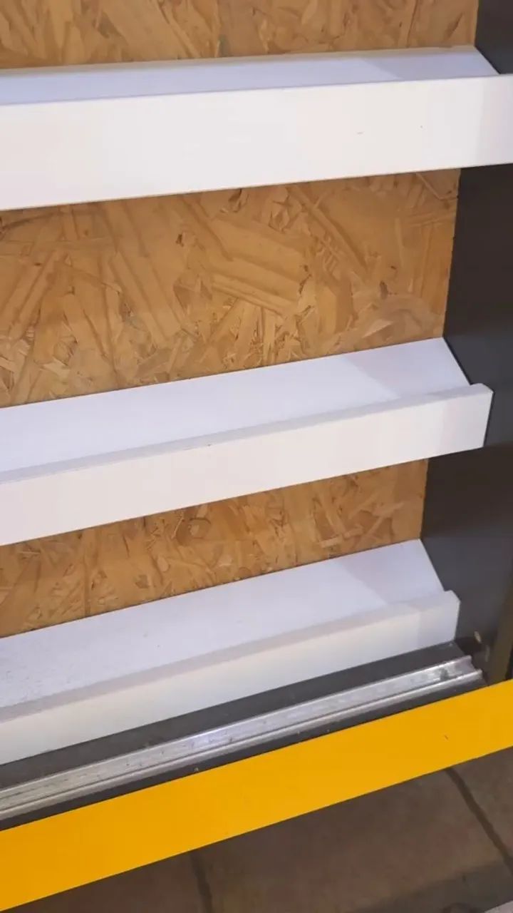 Expositor Comercial Amarelo e Marrom com Prateleiras e Armário - Foto 4