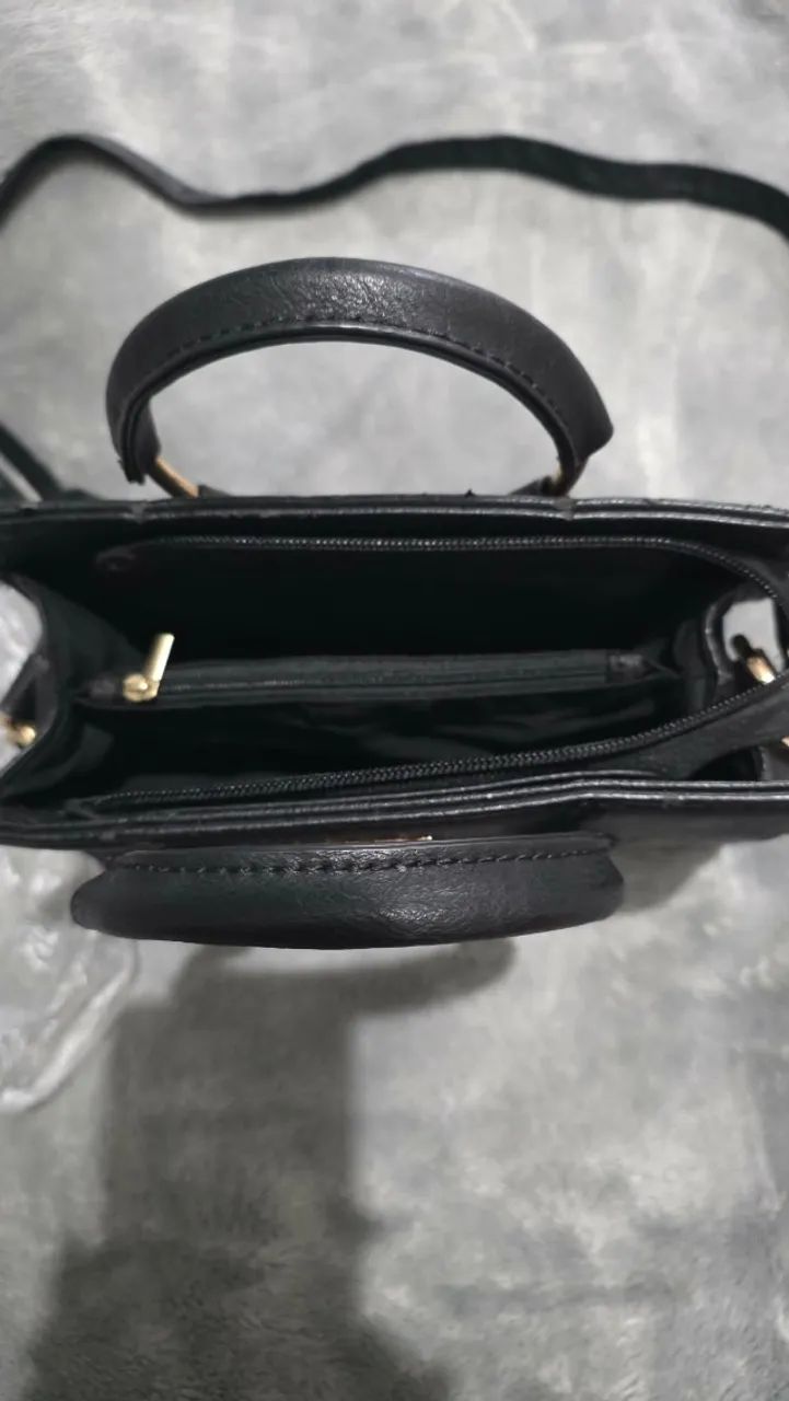 Bolsa em couro sintético Preta. Com alças. - Foto 2