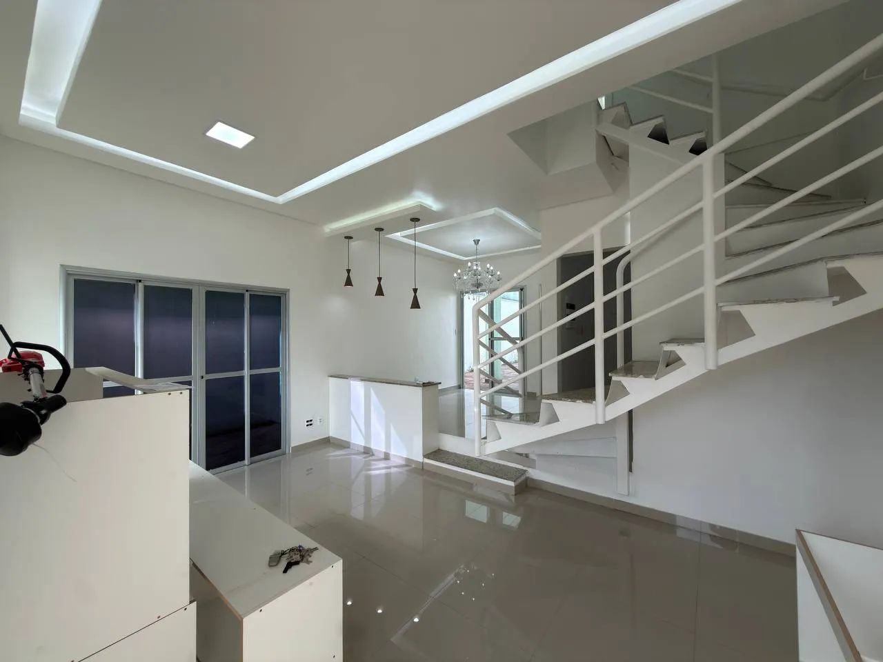 Casa dúplex em flores com 3 quartos sendo 1 suíte ampla, sala de estar e jantar, quintal e