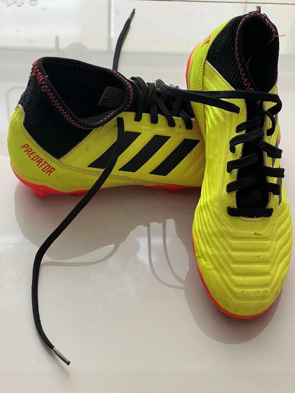 Chuteira predator amarelo tamanho 35