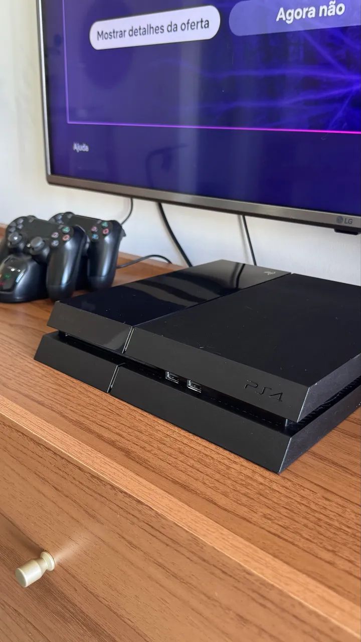 PlayStation 4 com dois controles e base  - Foto 2