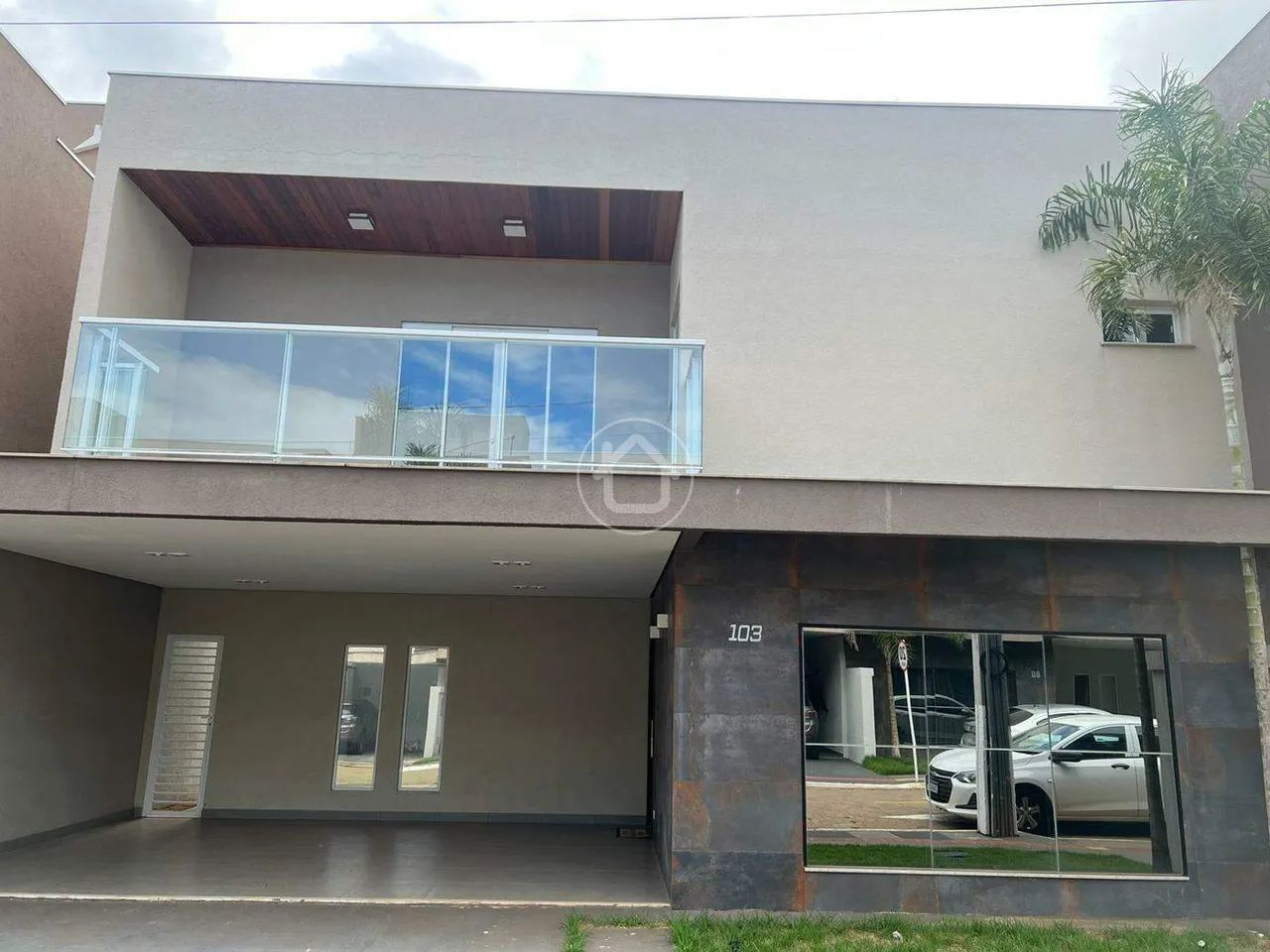 SOBRADO COM ARMÁRIOS E SOBRA DE TERRENO