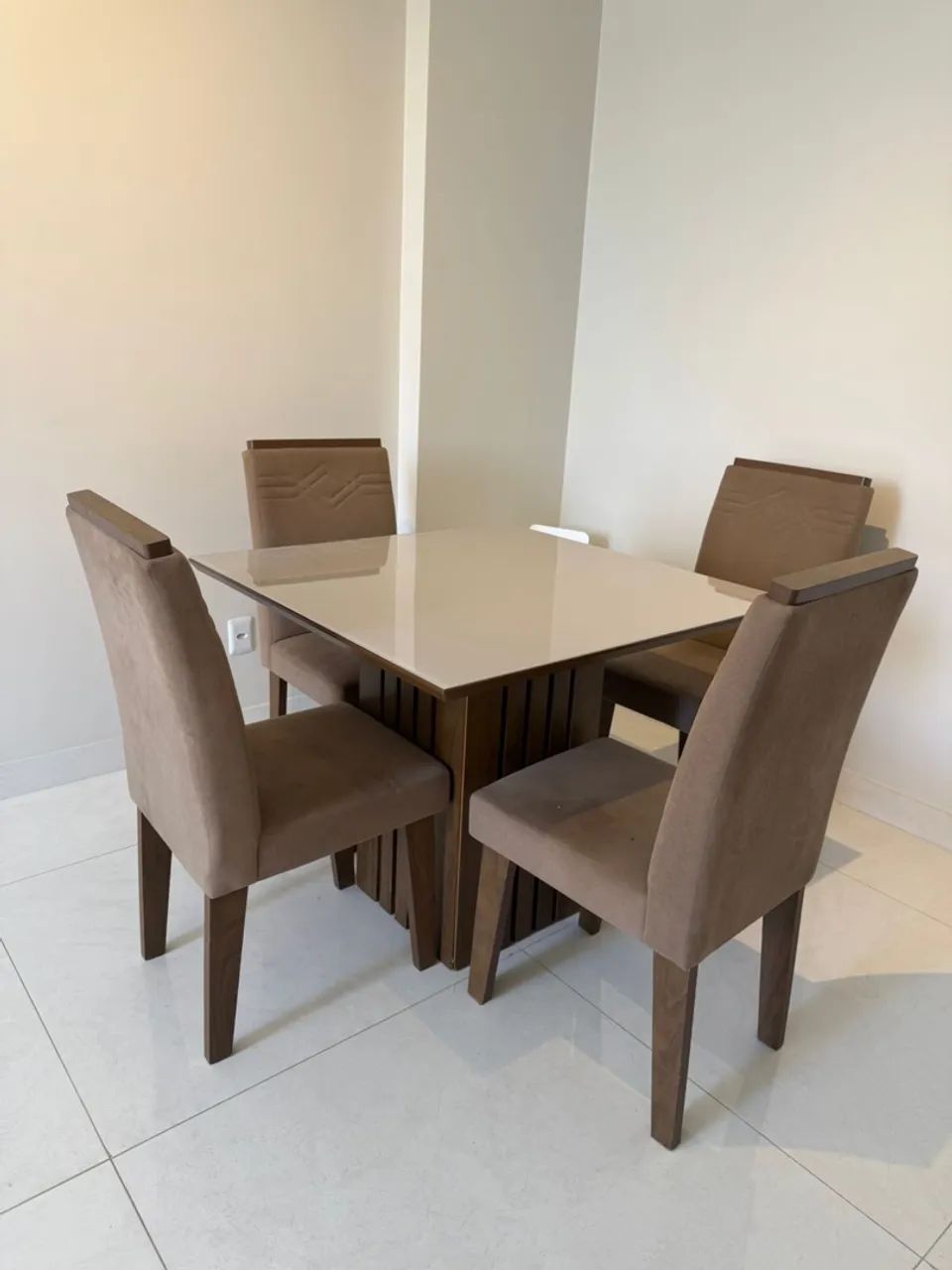 Mesa com 4 cadeiras em MDP