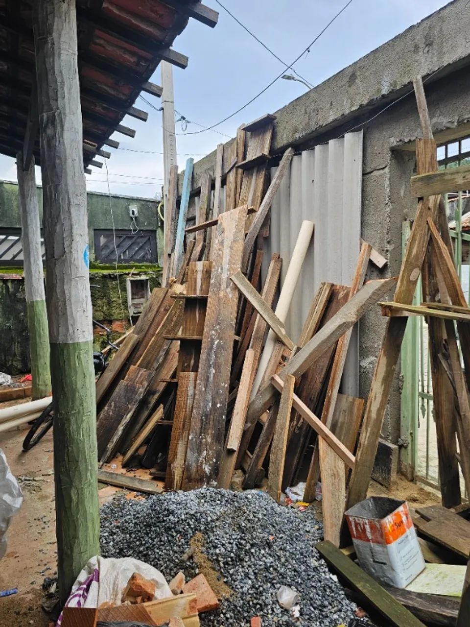 Lote Grande de Madeira Usada - Tábuas, Toras e Ripas - Obra/Andaime  - Foto 3
