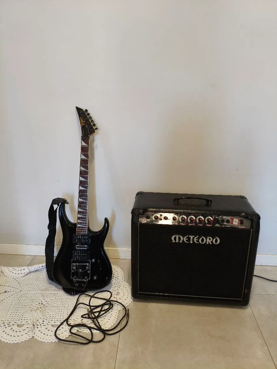 Guitarra ? + caixa amplificada 