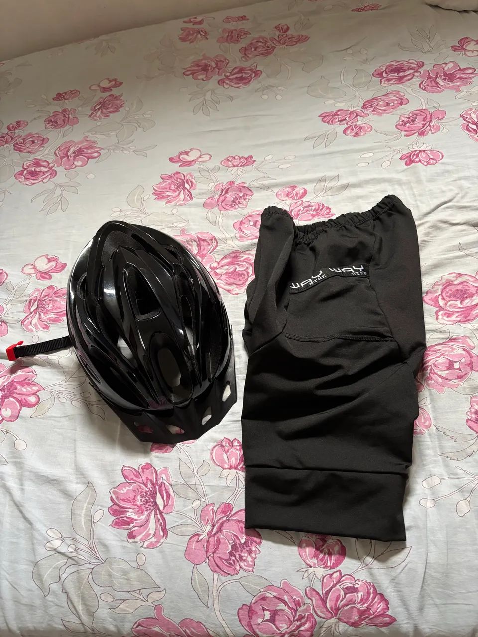 Capacete de ciclista e um short - Foto 2