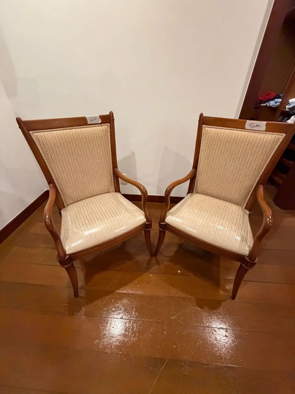 Par de poltronas clássicas em madeira