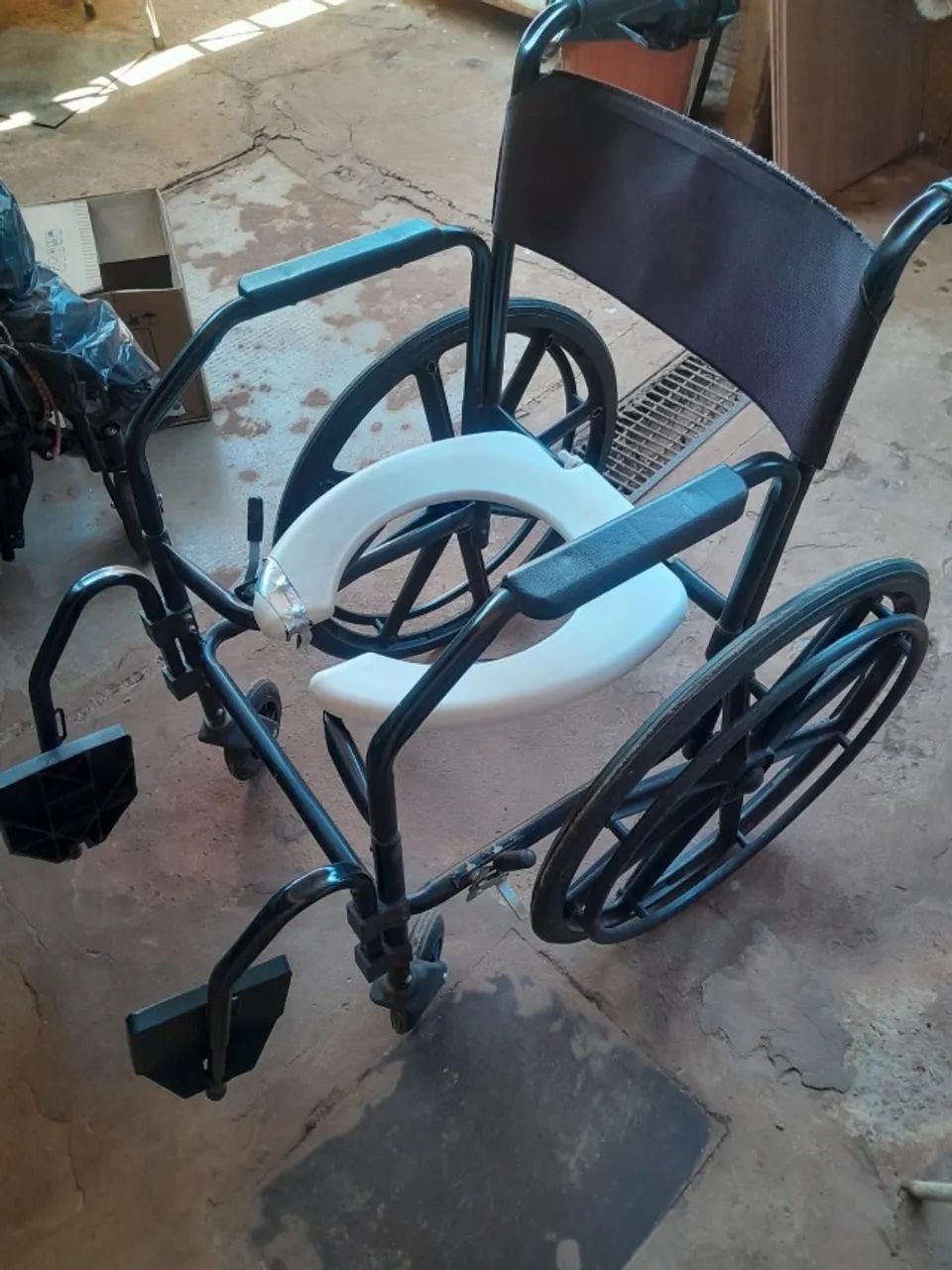 Cadeira de banho com roda  - Foto 2