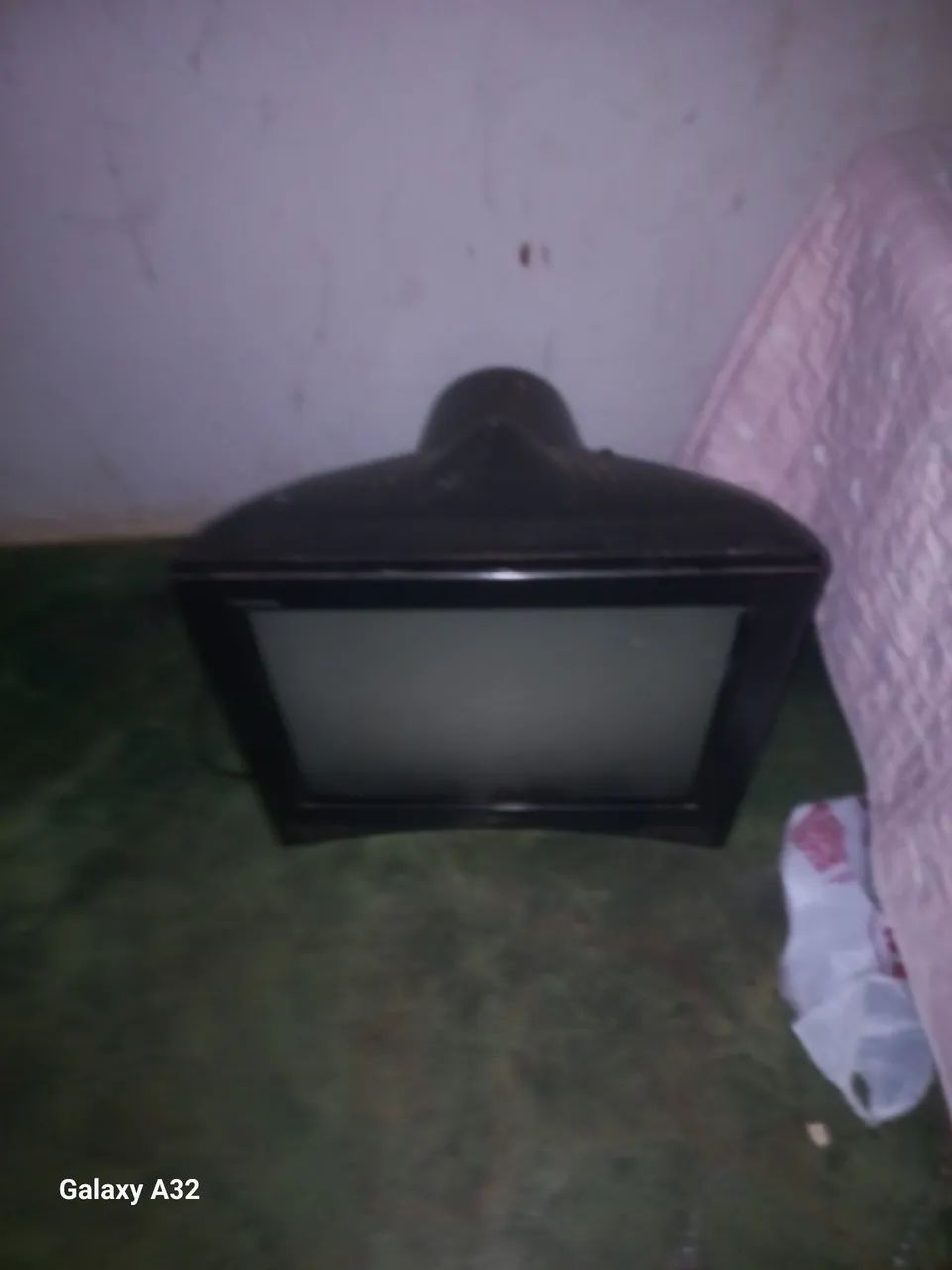 Vendo essa tv de 20 polegadas por apenas 100 reais 
