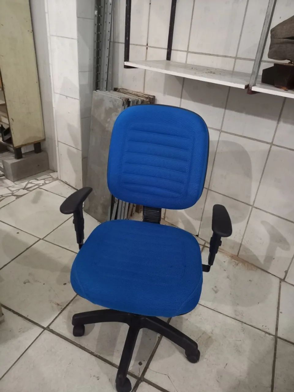 (Cód 073) Cadeira de Escritório em excelente estado  - Foto 2