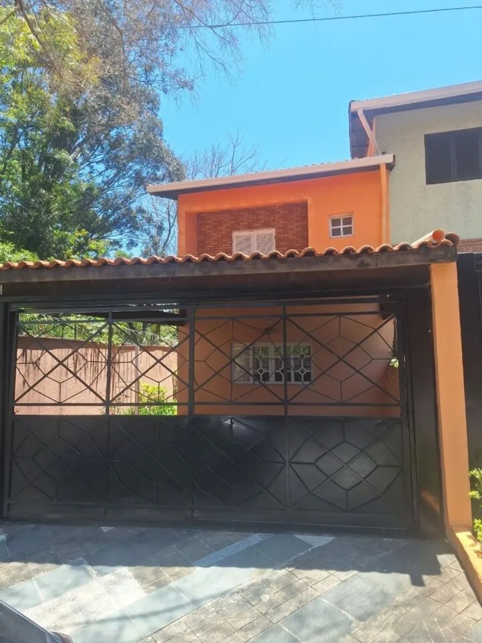 SOBRADO COM 4 QUARTOS E QUINTAL FL26