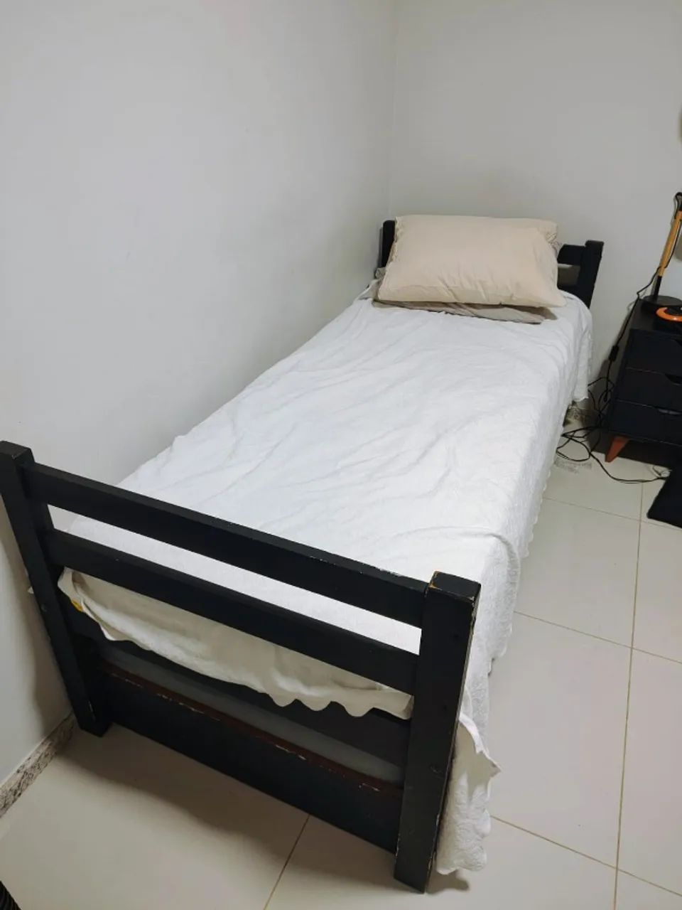 Cama solteiro com bicama e 2 colchões