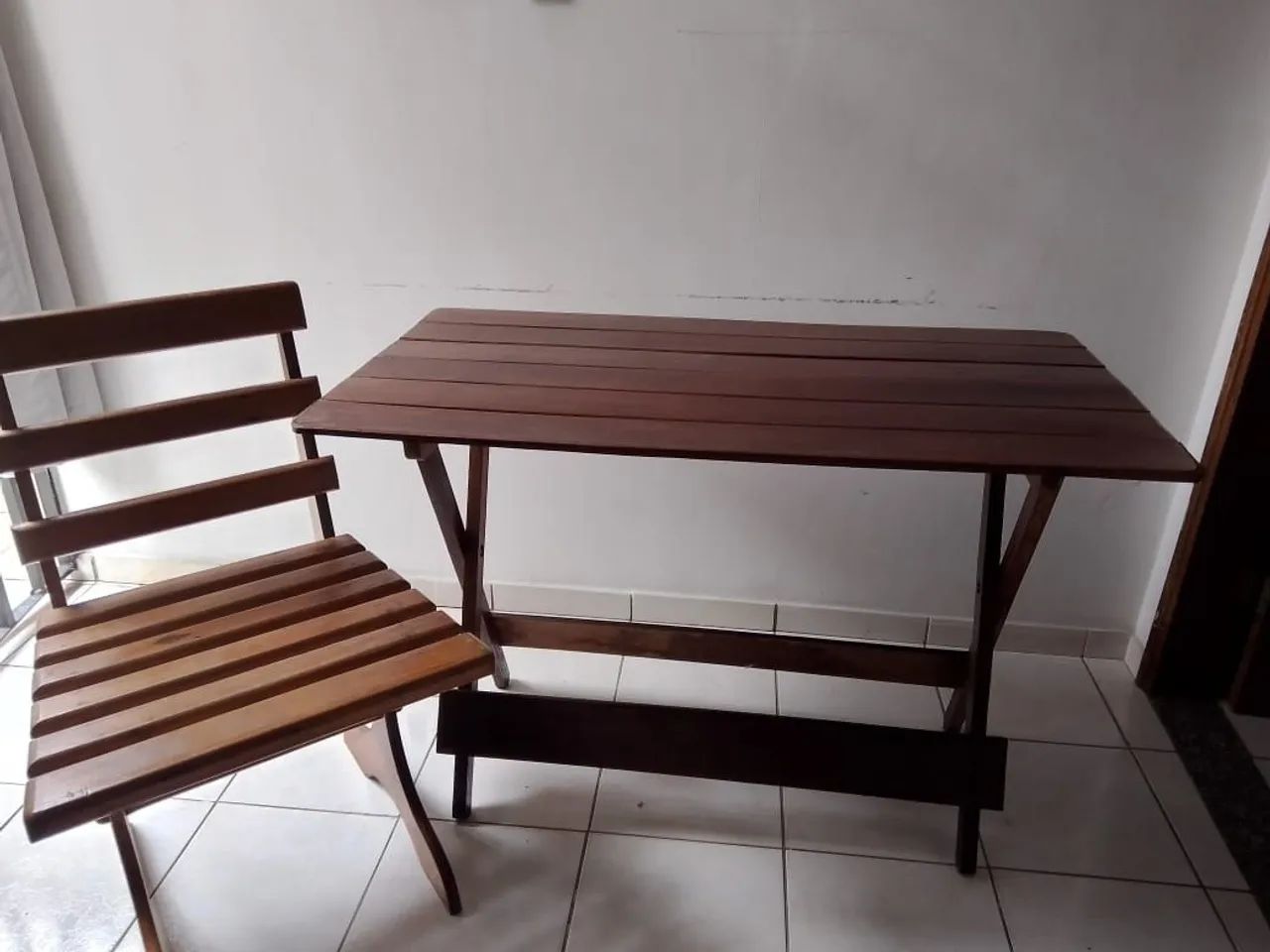 Mesa e cadeiras 4 de madeira  - Foto 4