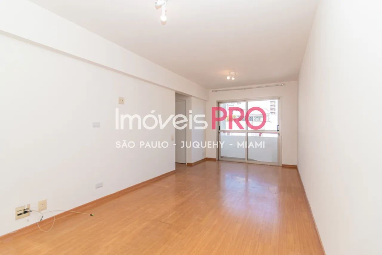 Apartamento amplo, claro e completo, com excelente localização
