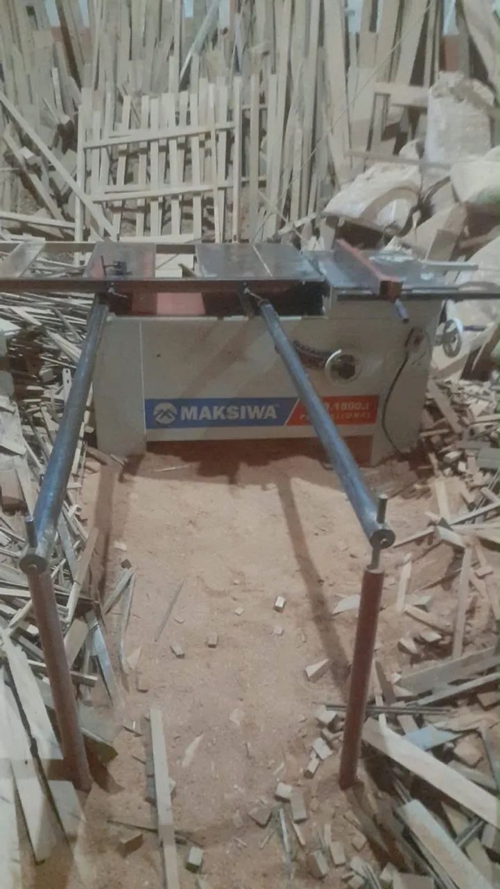 Esquadrejadeira Maksiwa com corte em ângulo 