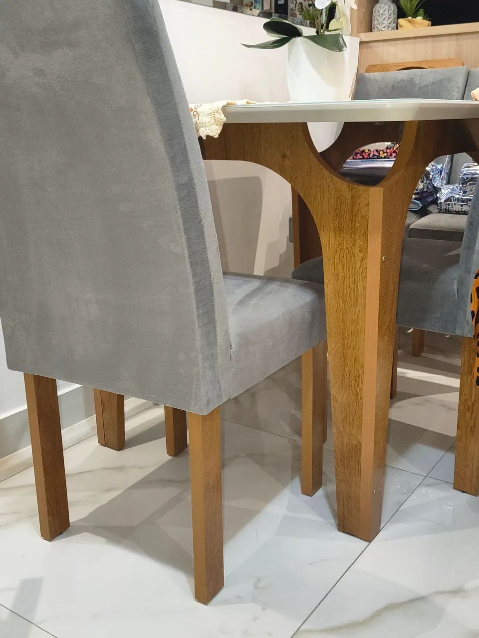 Vendo mesa e cadeiras seminovas - Foto 4