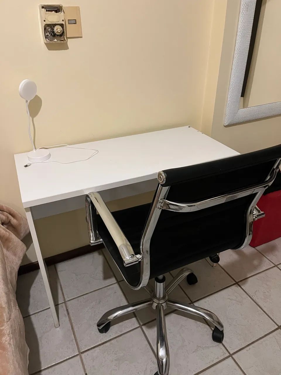 Mesa e cadeira de escritório
