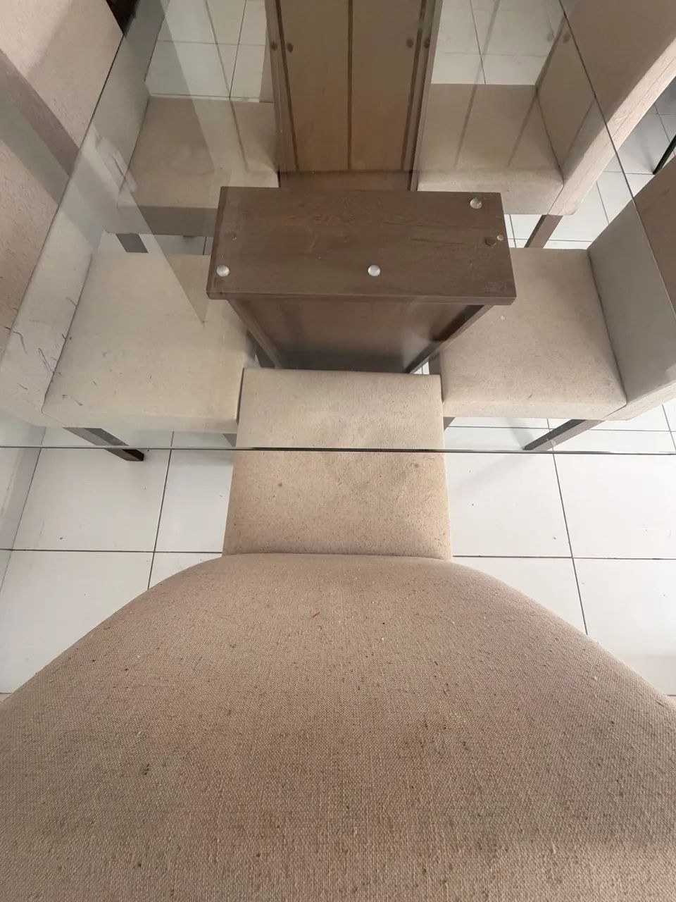 Mesa de madeira MDF com tampo de vidro temperado e bordas arredondadas com 6 cadeiras
