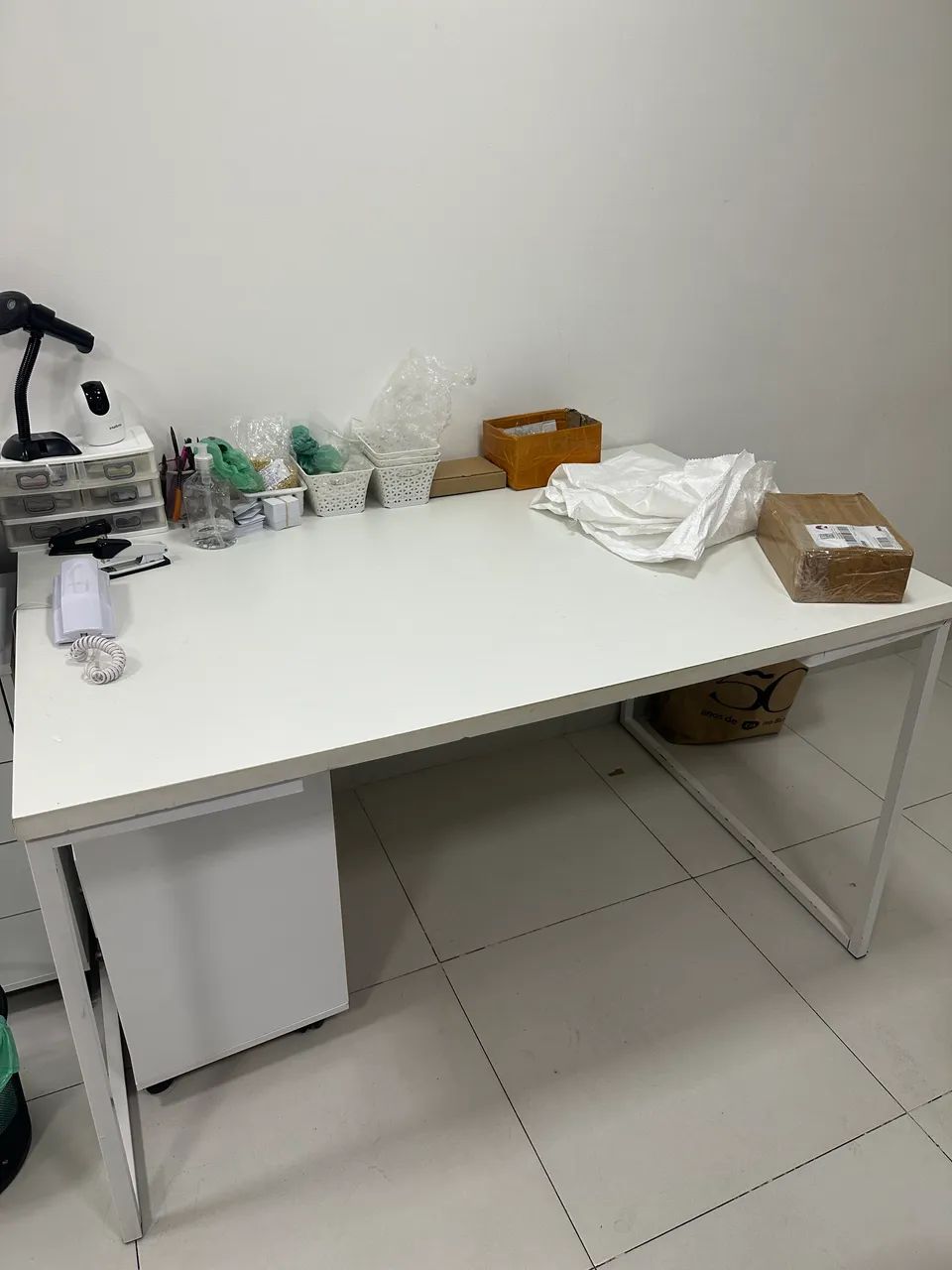 Mesa branca com gaveteiro  - Foto 3