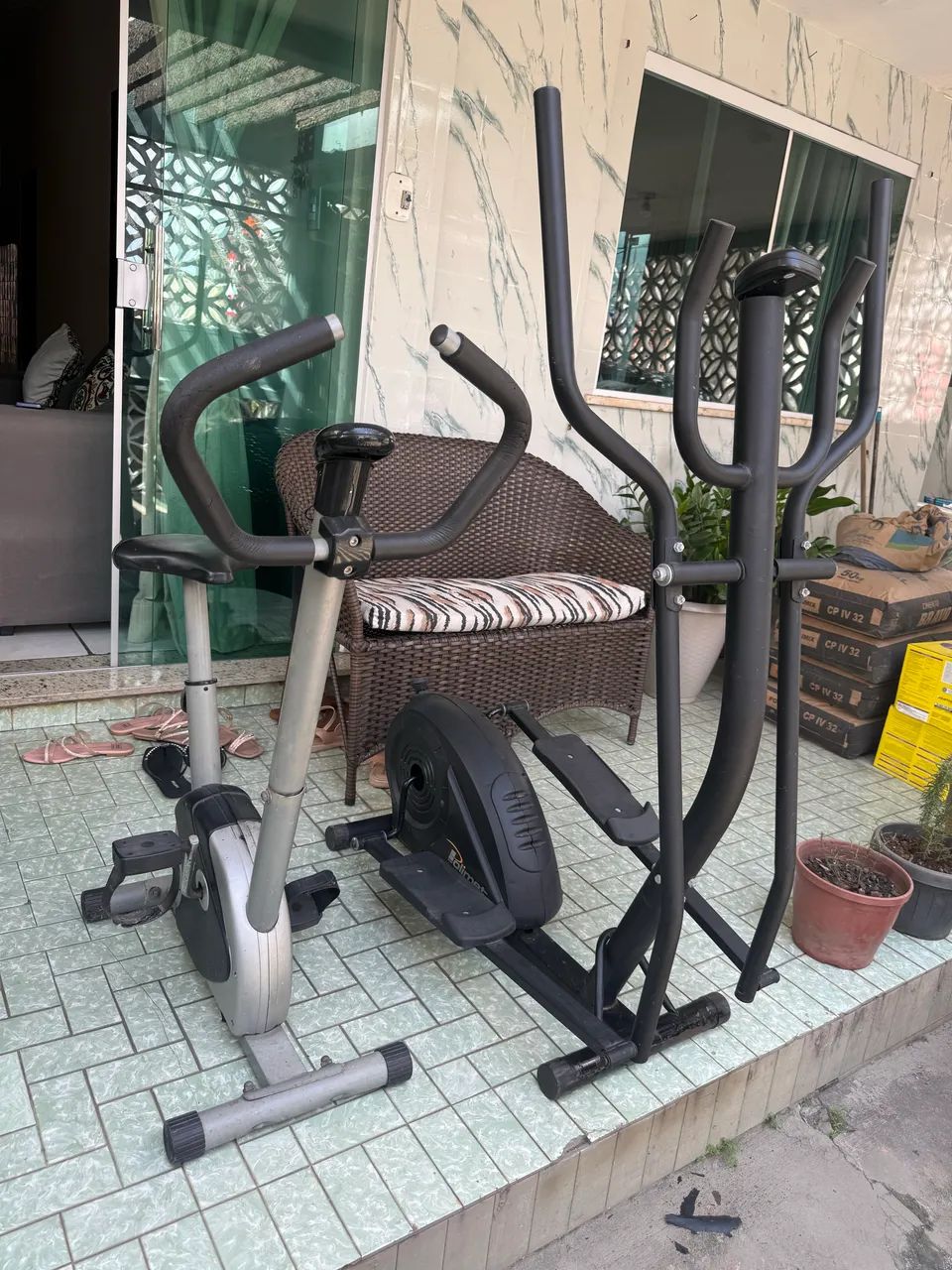 Bicicleta ergométrica e elíptico 