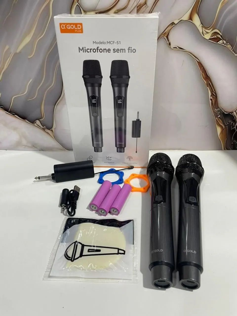  kit de microfones sem fio duplos da marca A'Gold, modelo MCF-51. 